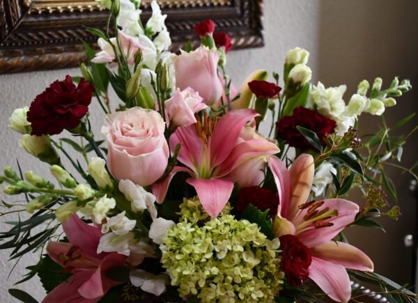 Romance en Elegance Floral Arrangement - Image 3